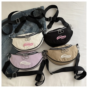 Présentation à plat de sacs bandoulière en coloris crème, noir, violet et kaki
