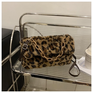 Détail de la texture léopard du sac en peluche avec chaîne en résine marron