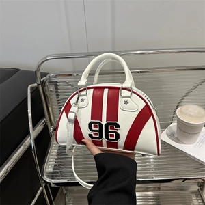 Sac à main demi-lune rétro blanc avec rayures rouges et broderies de chiffres et étoiles
