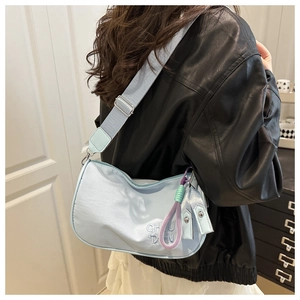 Détail du sac hobo bleu clair avec broderie CHU DON et tirette de zip tressée colorée