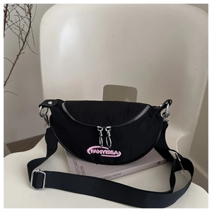 Détail du sac croissant noir avec broderie rose FANYISSA et fermetures éclair métalliques