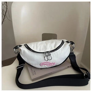 Détail du sac banane blanc en toile en demi-lune avec broderie rose et zip métal