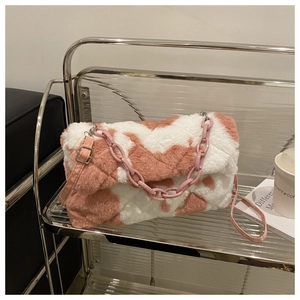 Détail du sac bandoulière en peluche rose et blanc avec chaîne acrylique et fausse fourrure