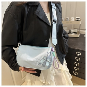 Détail du sac demi-lune bleu clair avec broderie et bandoulière réglable pratique