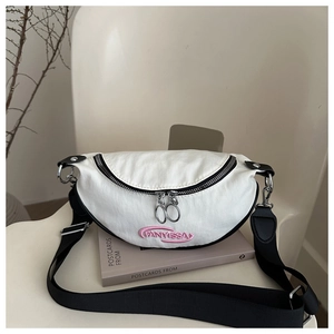 Détail du sac bandoulière blanc demi-lune avec broderie rose et fermeture éclair à double anneau
