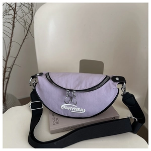 Détail du sac croissant en nylon violet clair avec broderie FANYISSA et boucle en métal