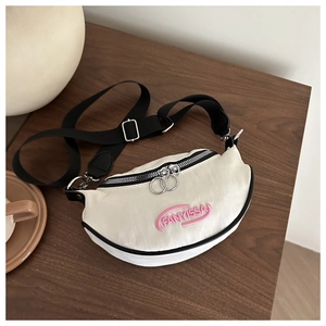 Détail du sac bandoulière croissant avec broderie rose et double fermeture éclair métal