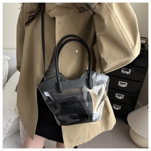 Detailansicht einer transparenten PVC-Tasche mit schwarzem Lederbesatz und Innentasche