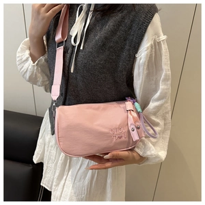 Sac bandoulière en nylon rose avec broderie de lettres et large bandoulière en tissu
