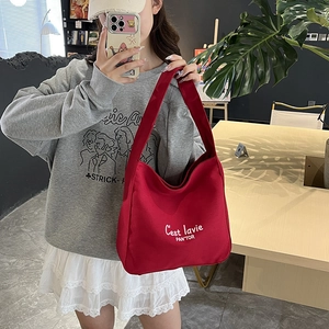 Sac fourre-tout chic en toile rouge avec typographie artistique pour le quotidien