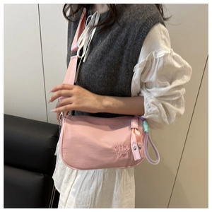 Sac bandoulière rose en nylon avec broderie et détail de sangle tissée colorée