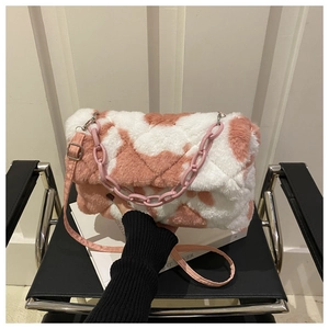 Détail du sac bandoulière en peluche rose avec fausse fourrure et chaîne en plastique
