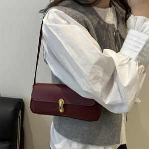 Elegante borsa sottobraccio in pelle bordeaux con trama litchi e fibbia dorata