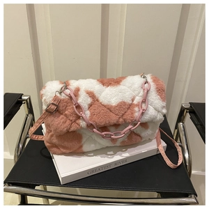 Détail du sac à bandoulière en peluche à carreaux rose et blanc avec chaîne en résine