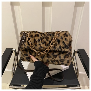 Détail du sac léopard en fausse fourrure avec chaîne acrylique et bandoulière réglable