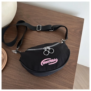 Détail de la sacoche banane noire avec broderie rose FANYISSA et fermetures éclair en métal