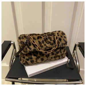 Détail du sac à main léopard en fausse fourrure avec chaîne épaisse et bandoulière marron