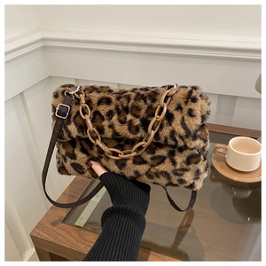 Détail du sac à bandoulière en peluche léopard avec poignée chaîne et sangle marron