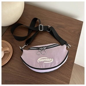 Détail du sac banane croissant violet avec broderie FANYISSA et double fermeture