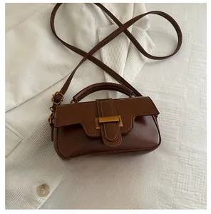Details der braunen Vintage PU-Ledertasche mit Metallschnalle und schmalem Schultergurt