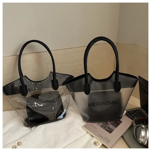 Detailansicht der klaren und rauchgrauen PVC-Taschen mit schwarzen Griffen und Innentasche