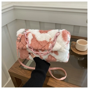 Sac bandoulière en peluche à carreaux rose et blanc avec grosse chaîne et texture douce