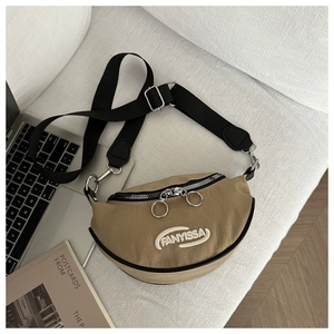 Détails du sac croissant kaki avec broderie FANYISSA et fermetures éclair à anneau métal