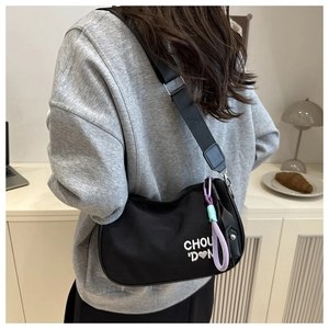 Détail du sac en nylon noir montrant le matériau haute densité et la broderie