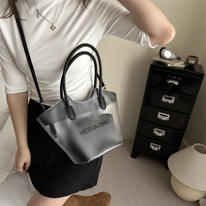 Transparente rauchgraue PVC-Einkaufstasche mit schwarzen Griffen und Schultergurt