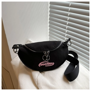 Détail du sac croissant noir avec broderie rose et doubles fermetures éclair à anneaux en métal