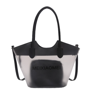 Minimalistische transparante PVC-tas met zwarte leren bies en een schouderriem