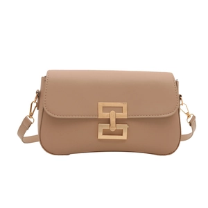 Sac bandoulière minimaliste en similicuir beige avec boucle métallique dorée chic