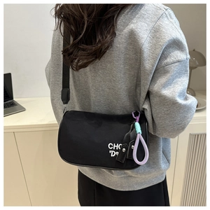 Vue arrière du sac polochon en nylon noir avec broderie et bandoulière réglable pratique