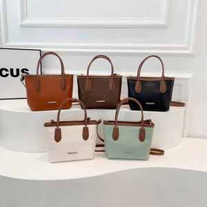 Sacs cabas minimalistes en cuir grainé de différentes couleurs avec logo mode