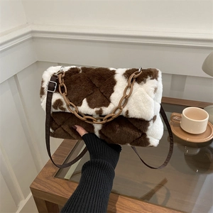 Sac bandoulière en peluche motif vache avec chaîne marron et texture matelassée