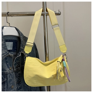 Sac bandoulière demi-lune jaune élégant avec broderie de lettres et large sangle