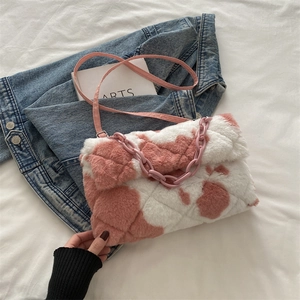 Sac bandoulière en peluche rose et blanc à motif vache avec chaîne épaisse et sangle