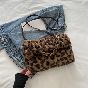 Sac bandoulière en peluche léopard avec fausse fourrure et chaîne décorative tendance
