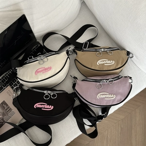Sac de Poitrine Femme en Tissu Oxford Forme Demi-Lune Brodé de Lettres Sac Banane Léger Décontracté Sac Bandoulière Voyage Extérieur