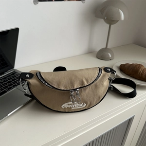 Sac de poitrine en toile kaki avec broderie FANYISSA blanche et bandoulière réglable
