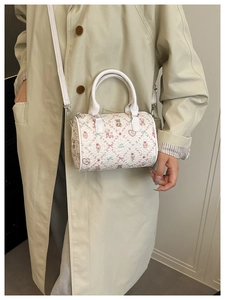 Détail du sac cylindre blanc avec des motifs d'ours mignons et un matériau texturé