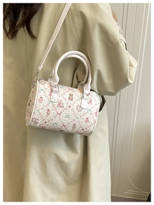 Détail du mini sac Boston blanc avec motif d'ours colorés et texture en cuir gaufré