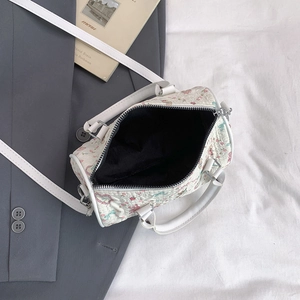 Sac polochon à motif floral et nœuds avec bandoulière amovible vue de dessus
