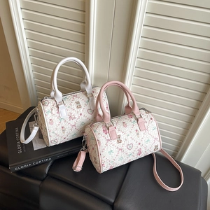 Mini sac boston fleuri avec motifs d'ours et de nœuds, poignées en cuir et bandoulière amovible