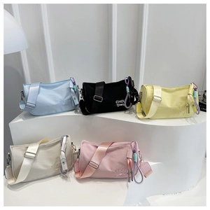 Sac à Épaule en Polyester Brodé de Lettres pour Femmes Mode Large Bandoulière Sac Bandoulière Décontracté Navettage Sac Travers
