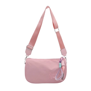 Sac à bandoulière rose en forme de demi-lune avec broderie et pendentif coloré