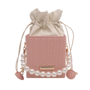 Sac seau tissé rose avec poignée en perles et cordon de serrage pour femme