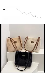 Détail des sacs fourre-tout en peluche kaki, beige et noir avec bandoulières en cuir