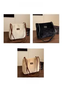 Détails des sacs fourre-tout en peluche beige, noir et kaki avec bandoulières en cuir fin