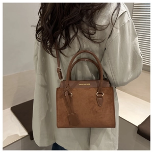 Détail du sac bandoulière marron avec lettrage doré Fashion & Bags et deux poignées